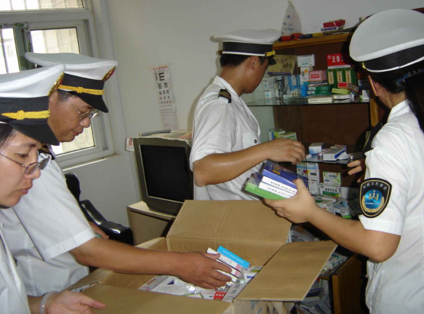 公安人员正在查处非法黑诊所