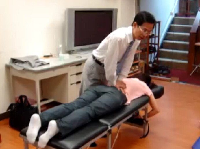 腰椎推拿保健法